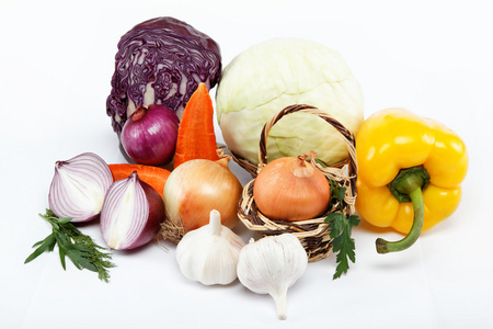 健康食品。在白色背景上的新鲜蔬菜
