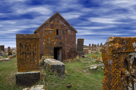 在亚美尼亚 Noratus 的历史公墓里, 被称为 Khachkars 和礼拜堂的古老墓碑, 在美丽的蓝天下塞万湖附近。第十世纪