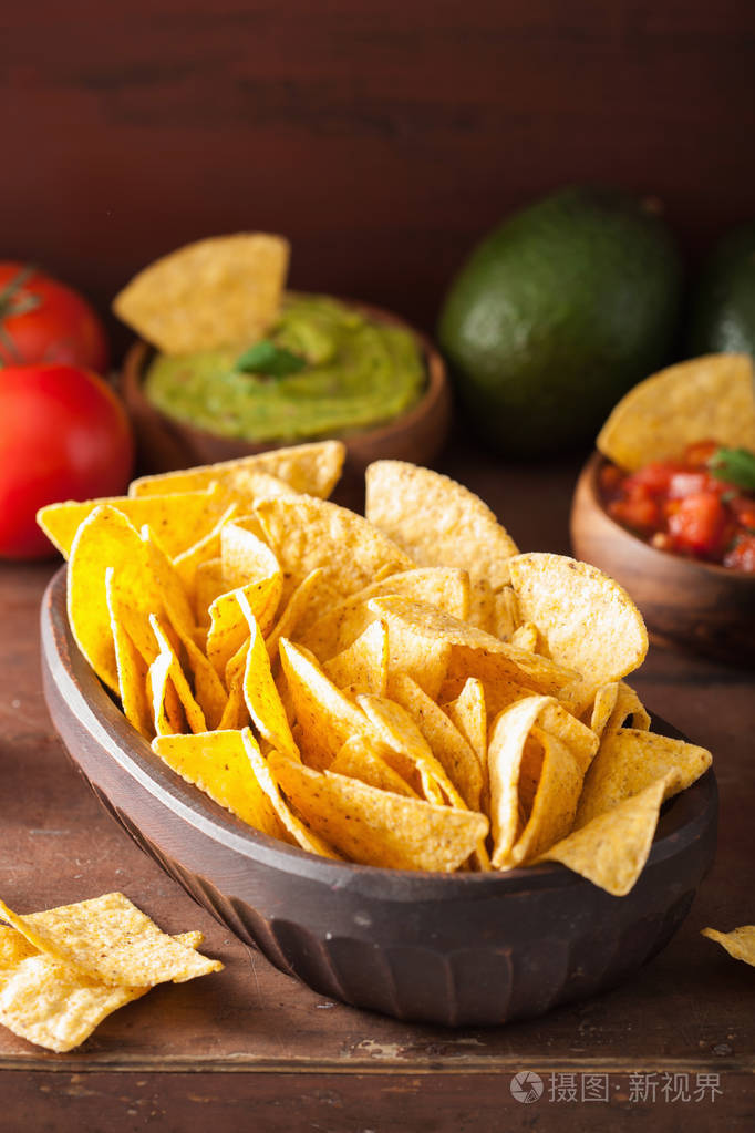 墨西哥玉米片玉米饼,鳄梨酱和萨尔萨酱