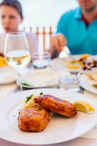 希腊米科诺斯岛户外餐厅供应午餐或晚餐的传统油炸白鱼特写