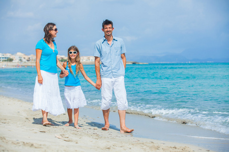 热带海滩上很开心的家人