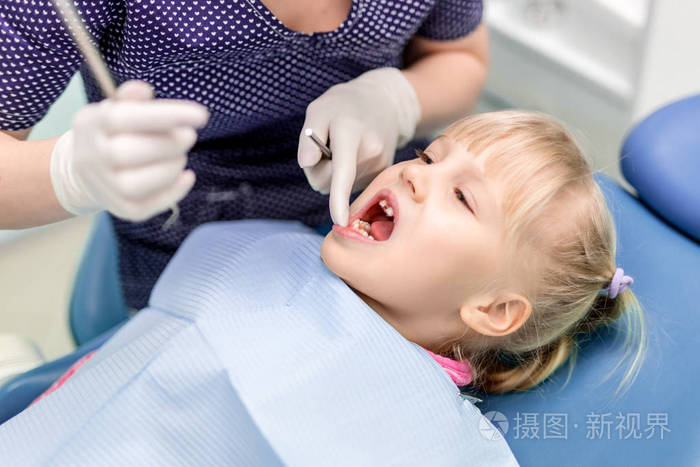 小女孩参观口腔诊所牙医检查孩子的牙齿儿童牙齿和口腔保健