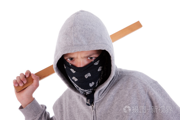 一青年用一根棍子,在一次行动的少年犯罪,在白色背景的工作室会议