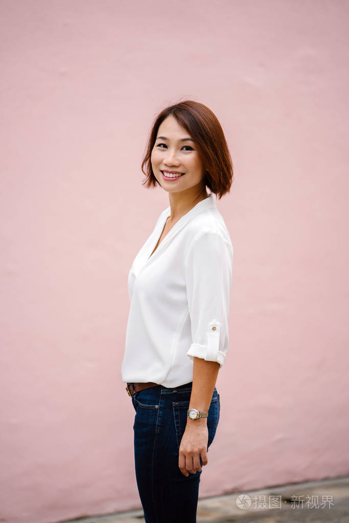 一名中国亚裔女子与一名浅粉色巴的摄影棚肖像