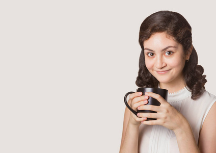 手持深色陶瓷咖啡杯的快乐年轻女子, 浅褐色 c