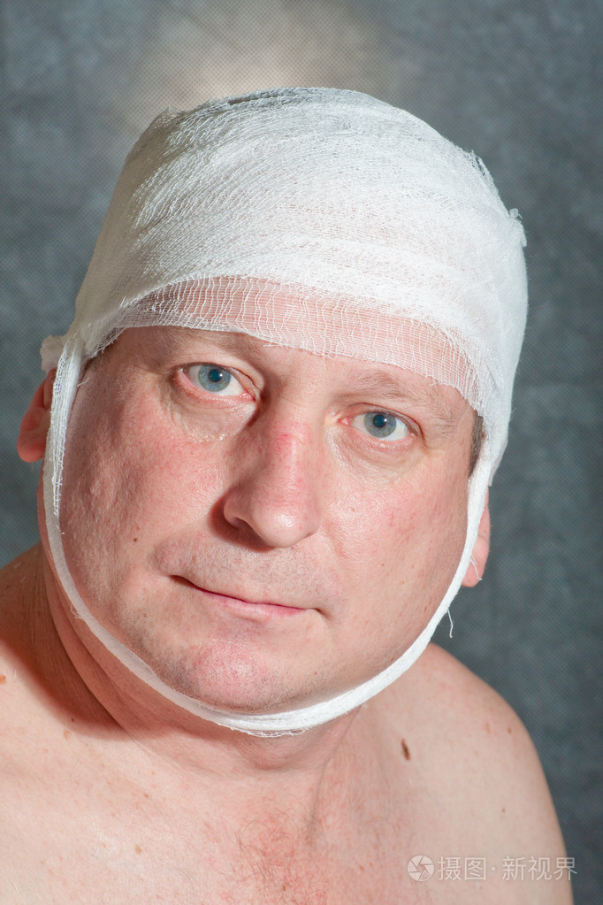 男子用头上的绷带寻找不开心的东西