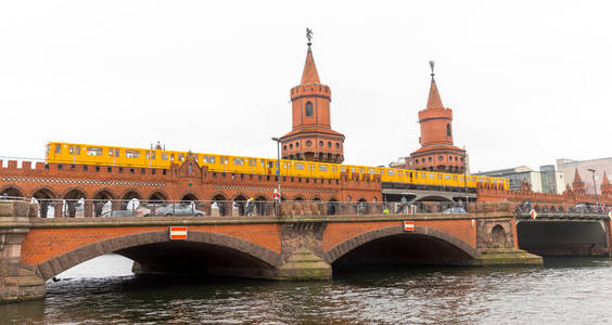 U 铁路火车通过 Oberbaum 桥梁在柏林, 德国