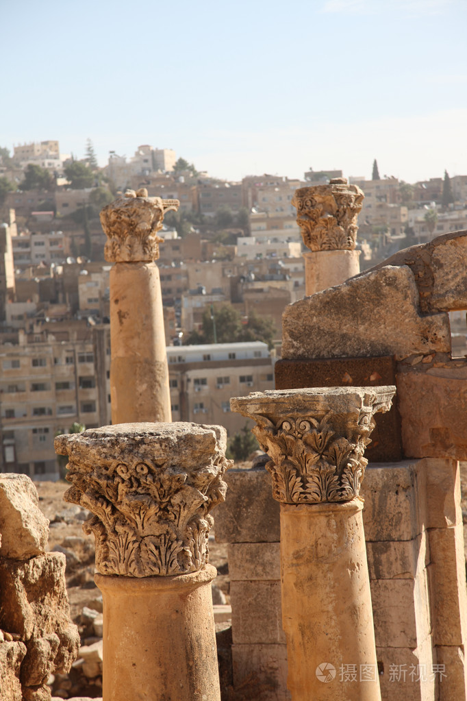 视图的古罗马遗址和房子在背景中