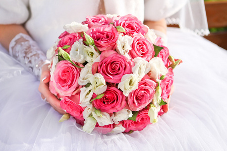 新娘举行婚礼的花束的玫瑰