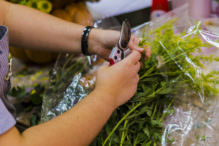 在南瓜花瓶里准备花束