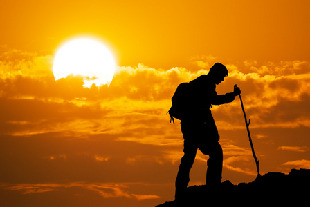 黄昏的旅行者图片