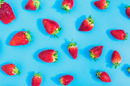 新鲜草莓蓝色, 水果图案, 无缝背景, 最小的创意食品概念