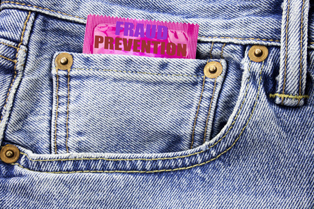 手写文本显示欺诈预防。商业概念写作的犯罪保护写在避孕套包在裤子牛仔裤的小口袋里