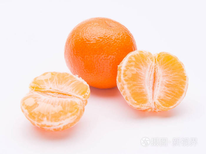 整个和一半的孤立的白色背景上的橘子