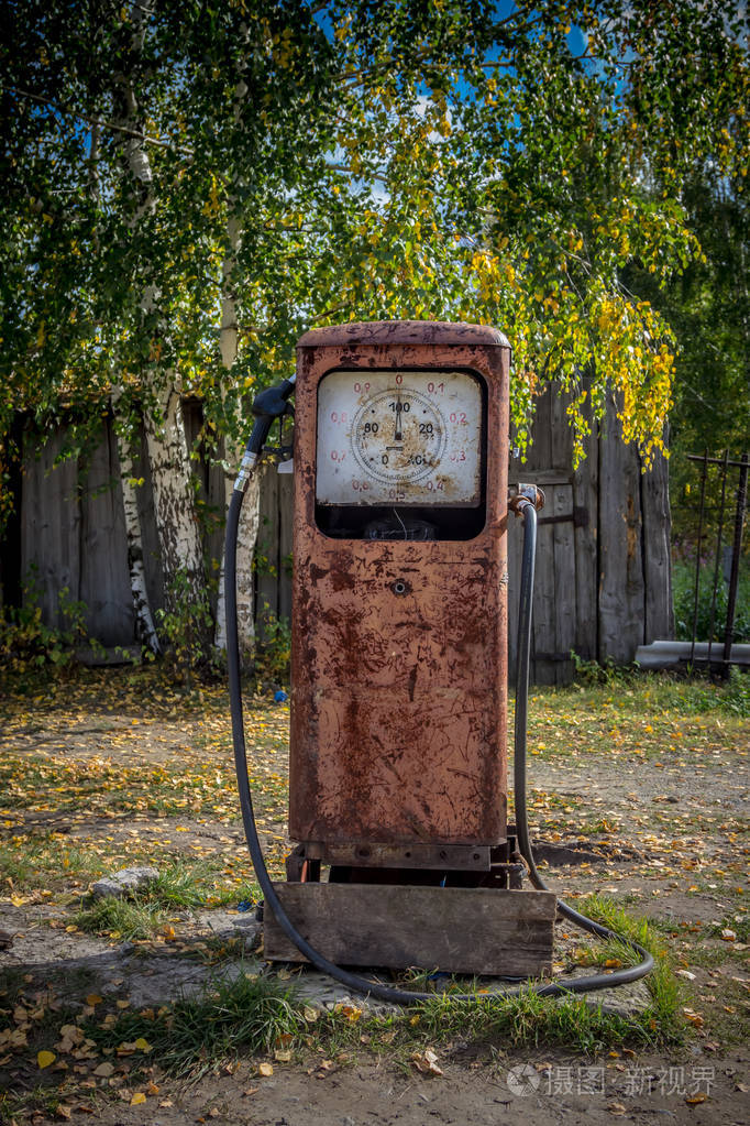位于俄罗斯西伯利亚西部的秋市附近的废弃加油站