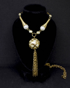黑色背景链上的金色珍珠项链