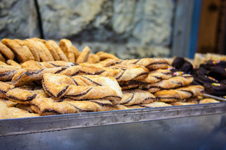 在以色列面包店出售的各种面包和糕点特写