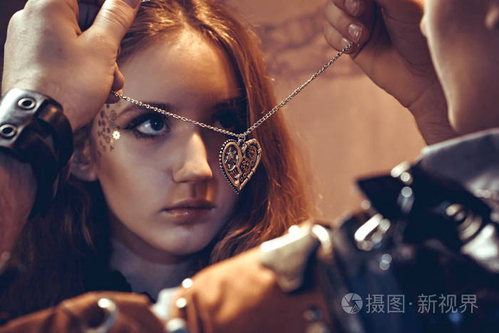 蒸汽朋克风格的年轻漂亮情侣肖像