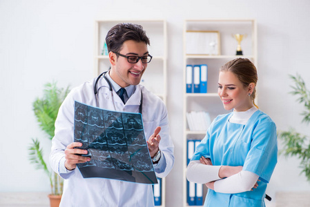 两名医生检查患者 x 线影像诊断照片