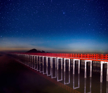 夜空中的红桥与星星在海面上