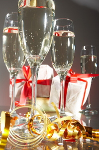 香槟 礼品与红色磁带和弓的眼镜