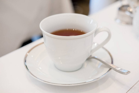 桌上的白杯茶, 柔和的焦点