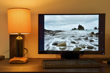 电脑桌上的台灯, 现代办公用电脑照片