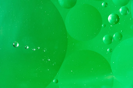 混合水和油, 美丽的颜色抽象背景基于绿色圆圈和椭圆形, 宏观抽象