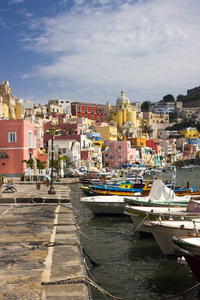 意大利那不勒斯湾普罗奇达岛与五颜六色的房子