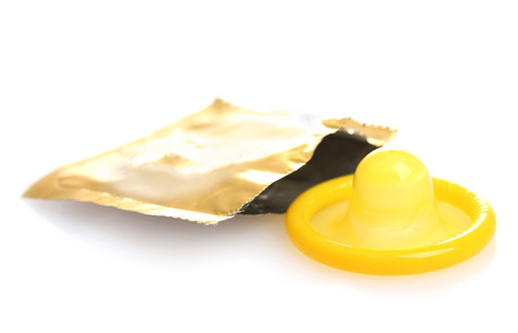 黄色与白色上孤立的打开包避孕套