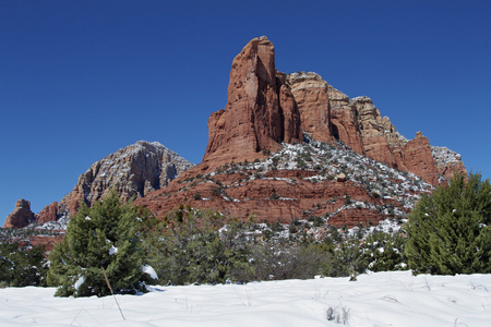 红色岩石形成的冬天