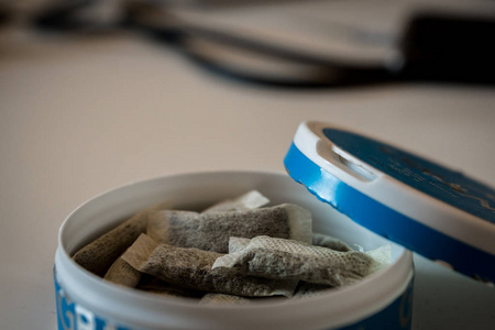 Snus一盒 Snus, 一种潮湿的粉末烟草产品广泛消费在挪威和瑞典和运动员之间