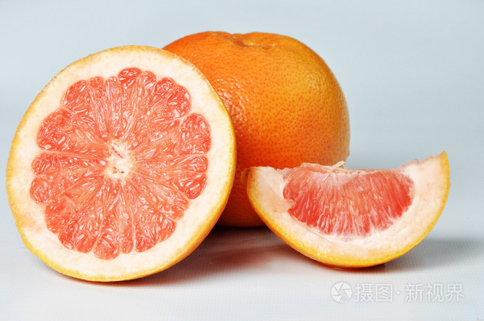 在白色背景上孤立的红葡萄柚