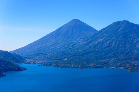 危地马拉高地阿特蒂兰湖湖和火山全景图
