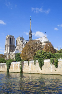 著名的巴黎圣母院