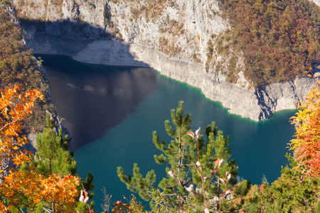 黑山峡谷 Piva 的山地景观场景