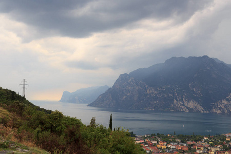 Torbole 湖, 湖畔村庄和山脉的全景, 意大利的黑暗风暴云