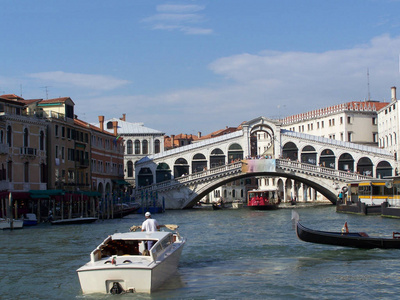 阳光明媚的日子威尼斯的交易所桥