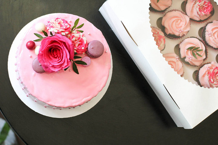 玫瑰和马卡龙装饰的美味粉色自制蛋糕