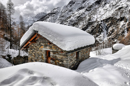 屋顶的积雪的小屋 cowred