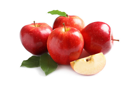 白色背景的成熟红苹果片