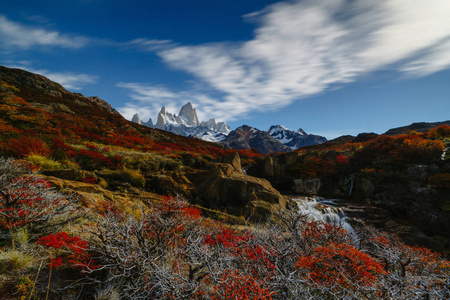 在洛 Glaciares 国家公园里, 看到了罗伊山和瀑布。秋天在巴塔哥尼亚, 阿根廷边