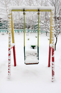 一场大雪之后, 孩子们的秋千上覆盖着一层厚重的积雪。