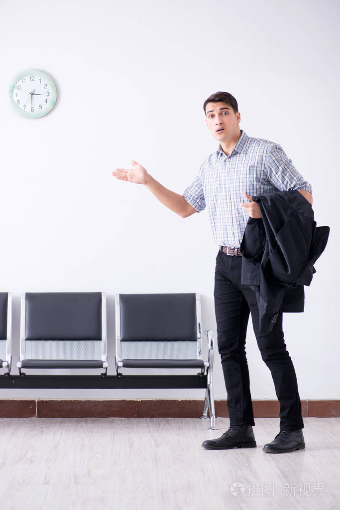 人焦急地不耐烦地等待在大厅里