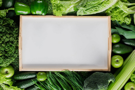 绿色蔬菜与健康饮食理念的空白托盘高架观