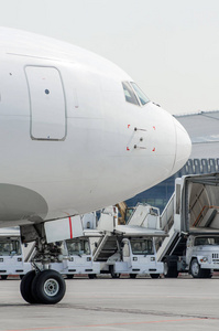 鼻子和驾驶舱, 在底盘的前架关闭, 反对梯子和机场机器的背景