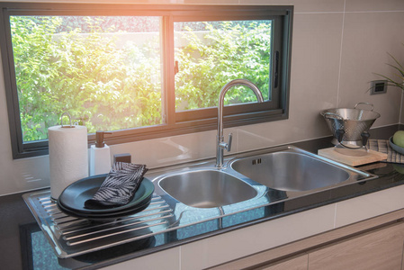 现代厨房的房间设计与水龙头和水槽照片 正版商用图片0rbfc0 摄图新视界