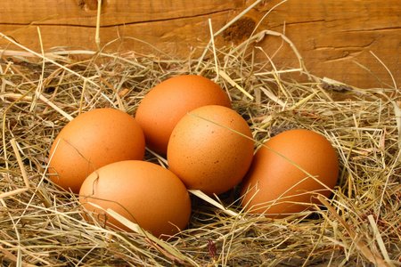 鸡鸡蛋在木制背景上的巢