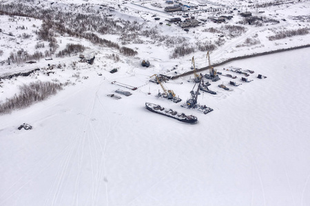 村庄和河的口岸被雪覆盖着。俄国, 极端北部, 冬天, 雪