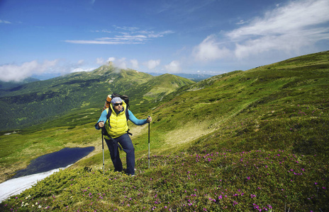 带着背包和帐篷夏天登山活动图片